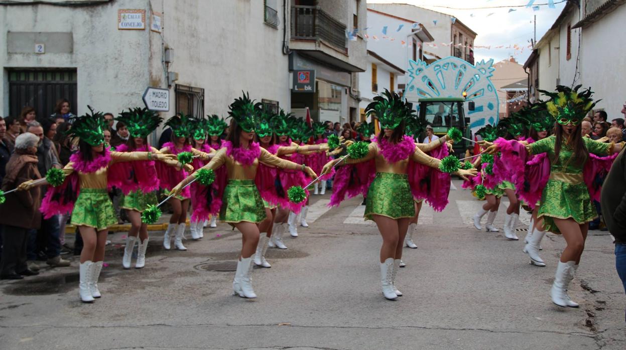 Majorettes de Yunclillos desfilando en Lominchar