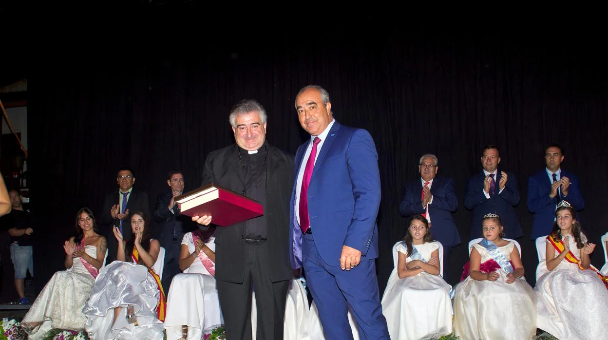 El alcalde Jesús Hijosa junto al pregonero, el sacerdote Andrés Francisco Peña