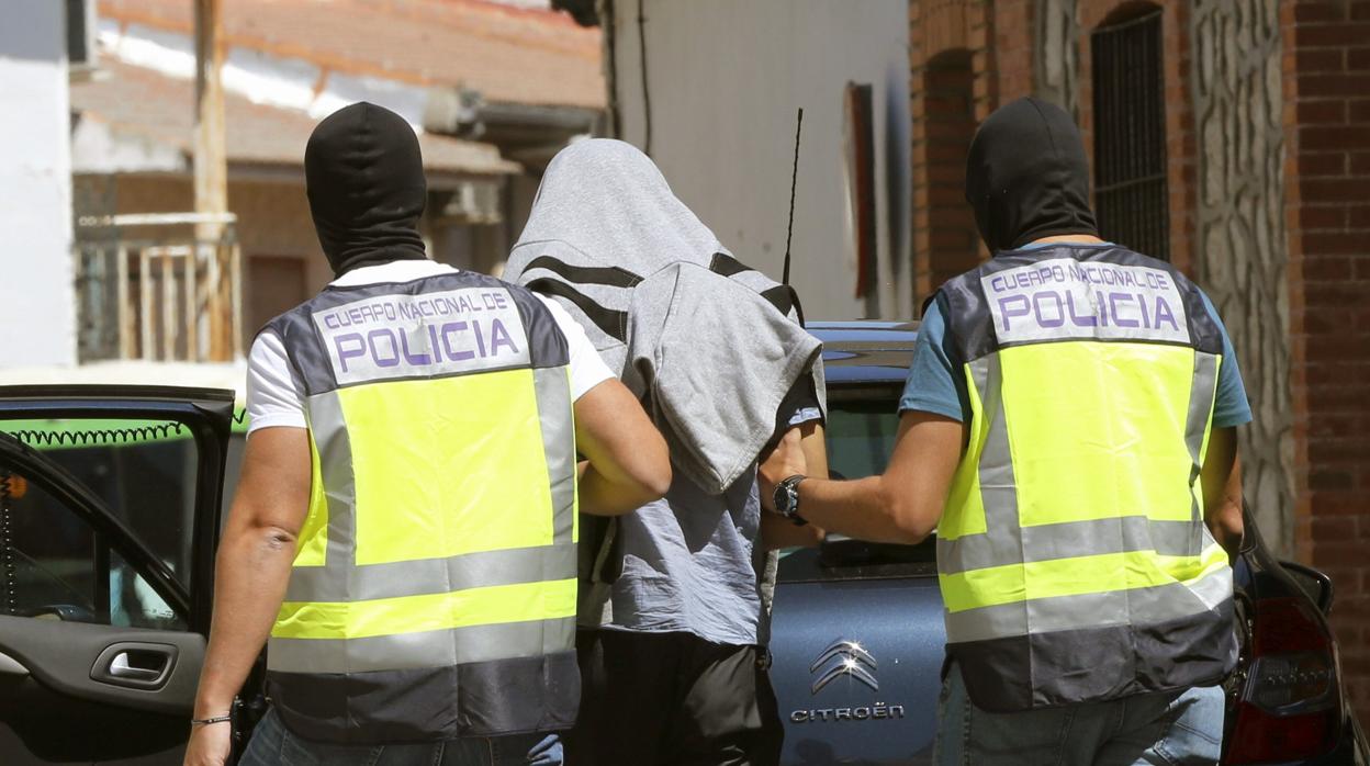 Una fotografía de archico de la Polícia deteniendo a un presunto yihadista en Madrid en 2015