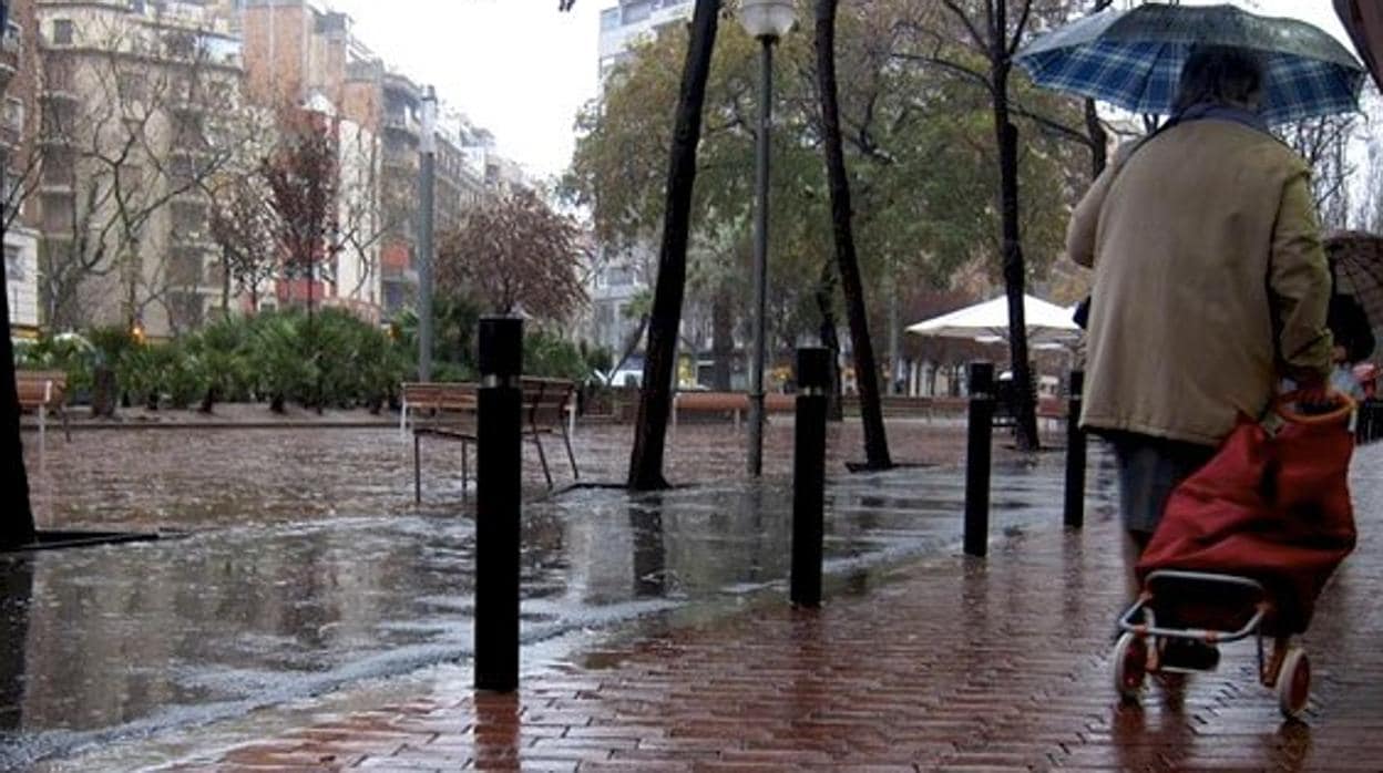 Una vecina de Barcelona, bajo la lluvia