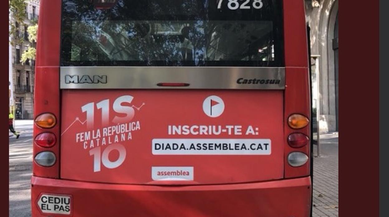 Detalle de un bus con el controvertido anuncio