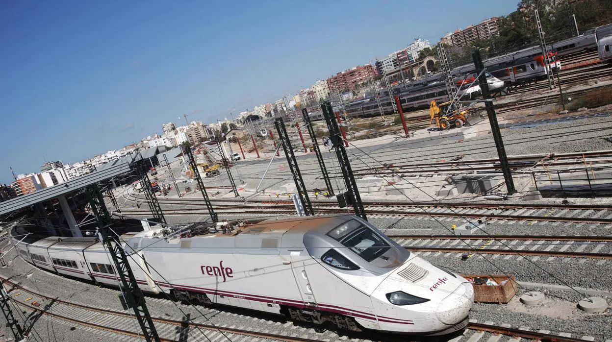 Imagen de archivo de un tren a la salida de Valencia