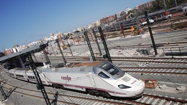 Un joven que viajaba sin billete en el tren destroza la boca a un vigilante de Renfe