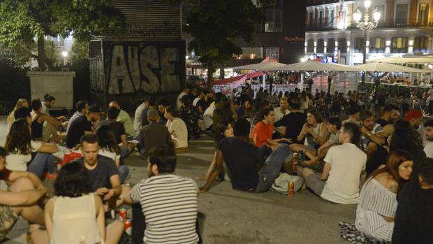 Un joven cae en un agujero mientras escapaba de la Policía por hacer botellón