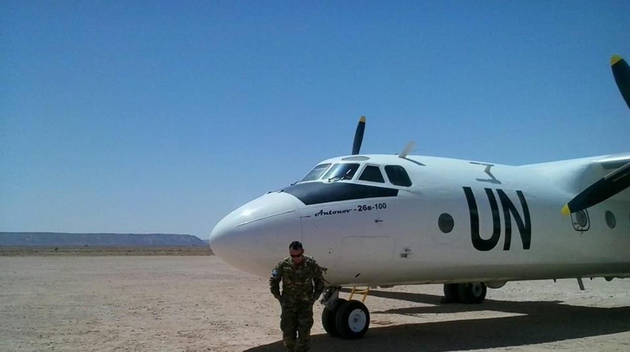 Un soldado argentino de la Minurso ante un aparato Antonov de la ONU en el Sáhara