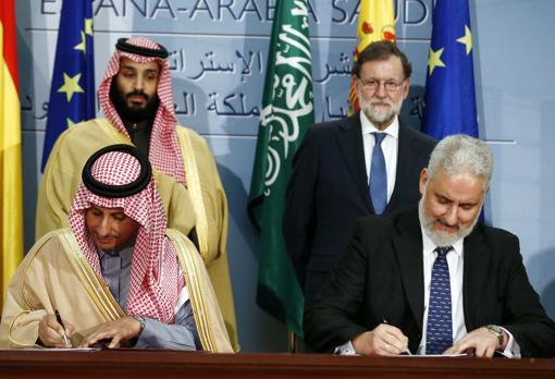 El expresidente de Navantia, Esteban García Vilasanchez, firmando el acuerdo con Arabía Saudí