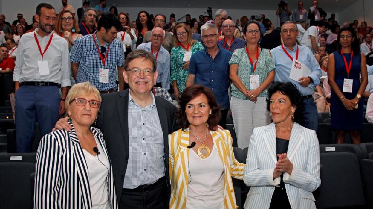 Calvo, con la ministra Portavoz del Gobierno, Isabel Celaá, Ximo Puig y la secretaria general del PSPV-PSOE en Alicante, Ana Barceló