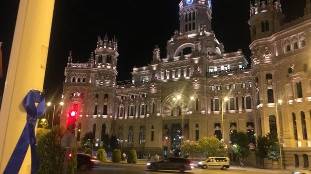 Lazos azules en apoyo al trabajo de la Policía: «Somos el patito feo de Carmena»