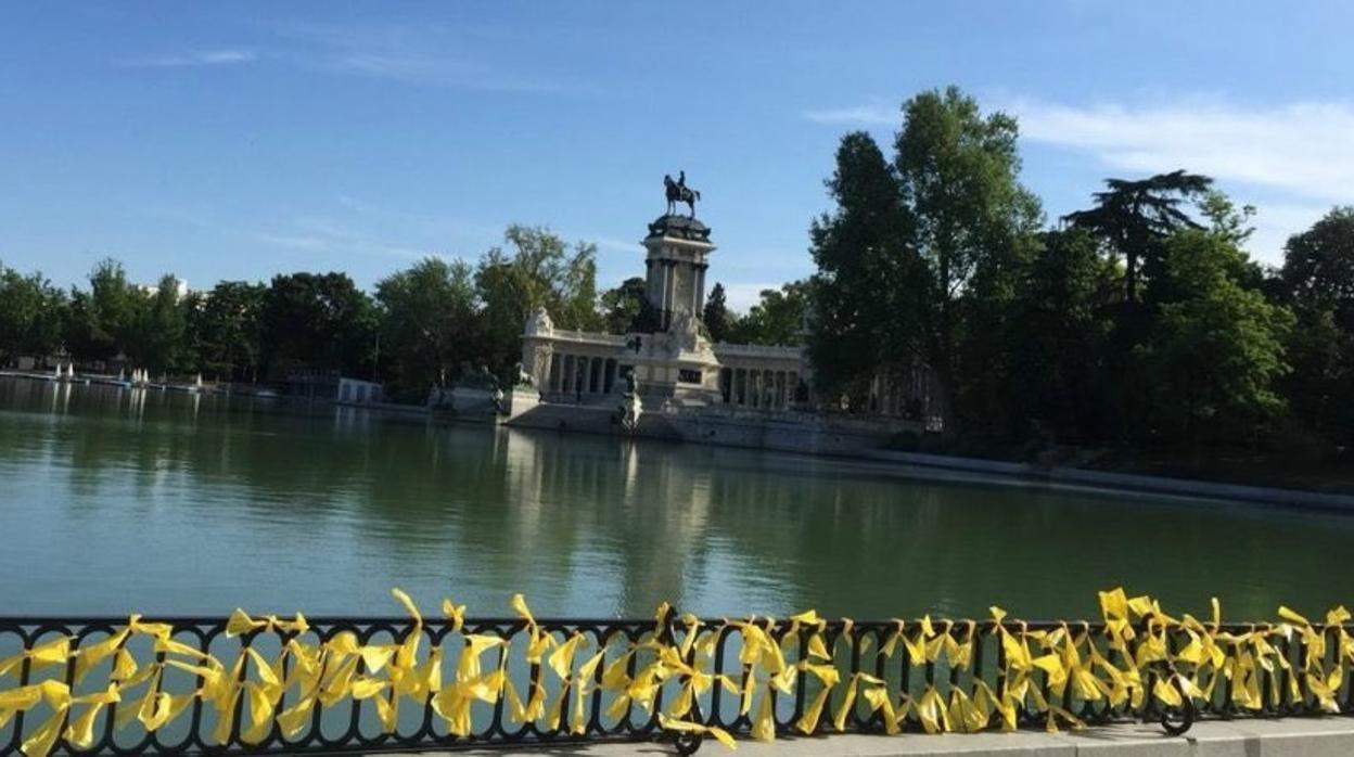 El estanque del lago de El Retiro, rodeado de lazos amarillos a favor de la independencia