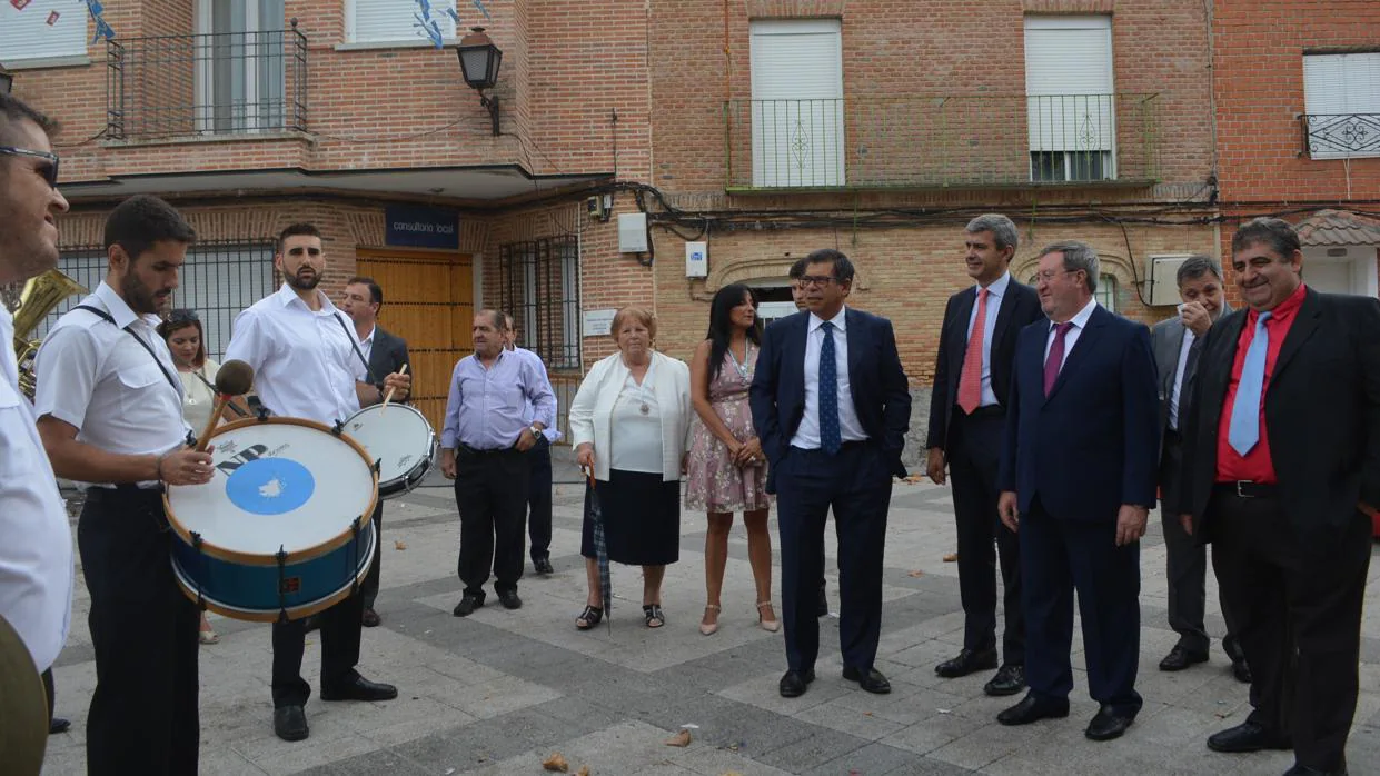 Álvaro Gutiérrez, ayer, en las fiestas de Alcabón, acompañado por el alcalde José Antonio Rodríguez