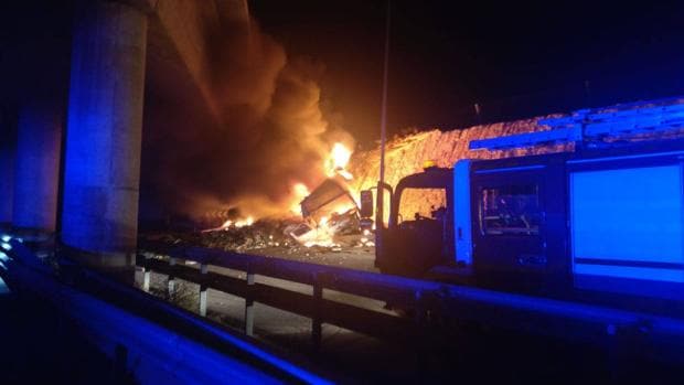 Sale ileso tras caer su camión desde un puente de la autopista e incendiarse entre Alicante y Elche