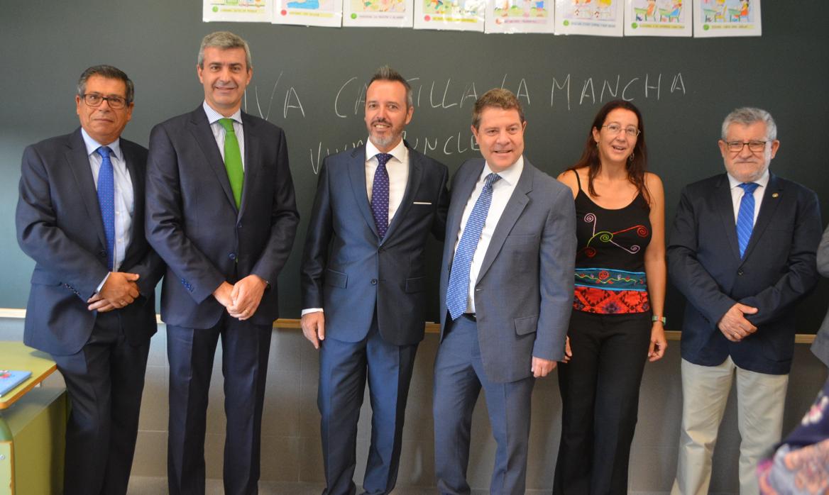 García-Page, junto al alcalde de Yuncler, Luis Miguel Martín; el presidente de la Diputación, Álvaro Gutiérrez, y el consejero de Educación, Ángel Felpeto