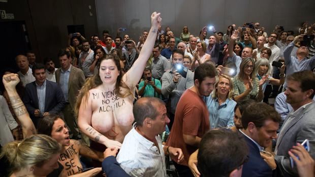 Dos activistas de Femen enseñan los pechos a Rivera en Málaga