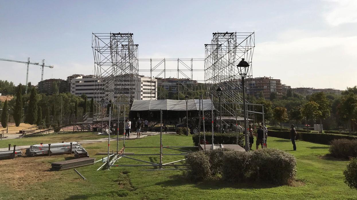 Uno de los escenarios, en fase de montaje, del Festival Amanecer Bailando