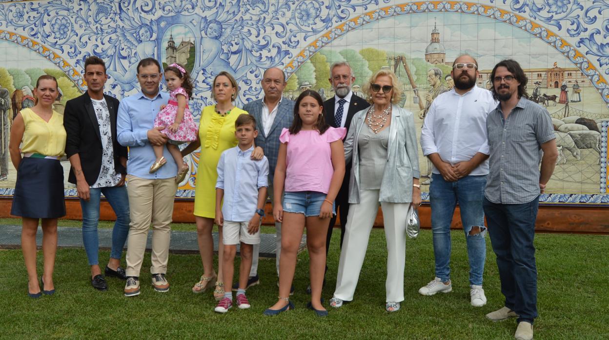 Jaime Ramos junto al ceramista Óscar Talavera y el empresario Alfredo Viedma y su familia