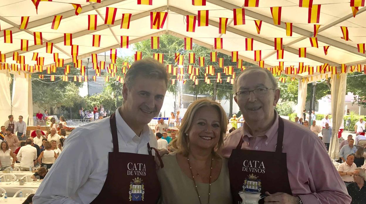 La alcaldesa Gema Guerrero con los sumilleres Custodio López y Luis García de la Navarra