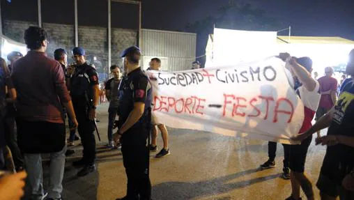 Pancartas contra la gestión de Arce en el pregón de La Melonera