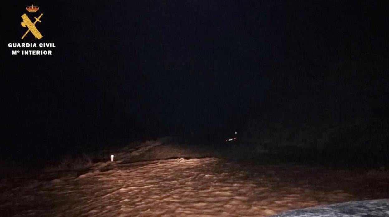 La carretera quedó anegada por lel agua y el lodo (imagen tomada en el lugar por la Guardia Civil)