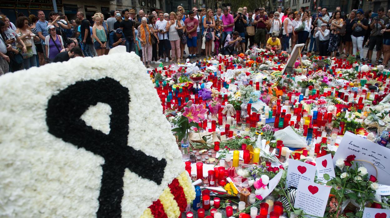 Homenaje a als víctimas de la matanza yihadista del 17 de agosto en Las Ramblas, Barcelona