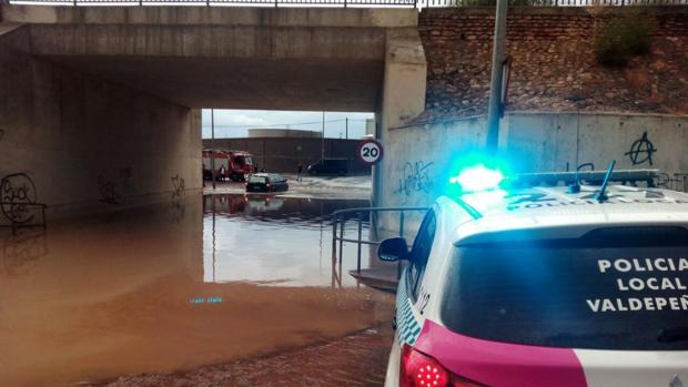 Las fuertes lluvias inundan garajes y viviendas en Valdepeñas