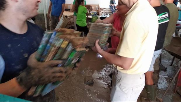 Cientos de libros destrozados por el barro en la Biblioteca de Cebolla