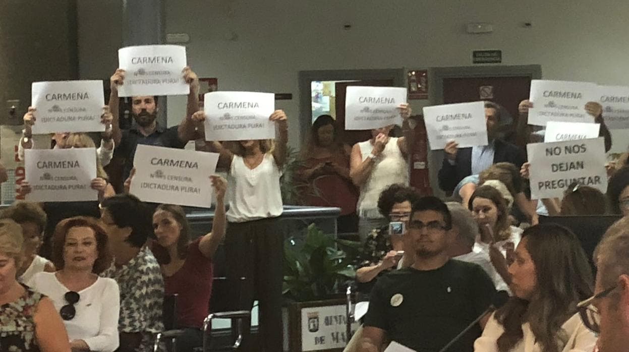 Vecinos protestan en el Pleno después de que Ahora Madrid no responda a sus preguntas