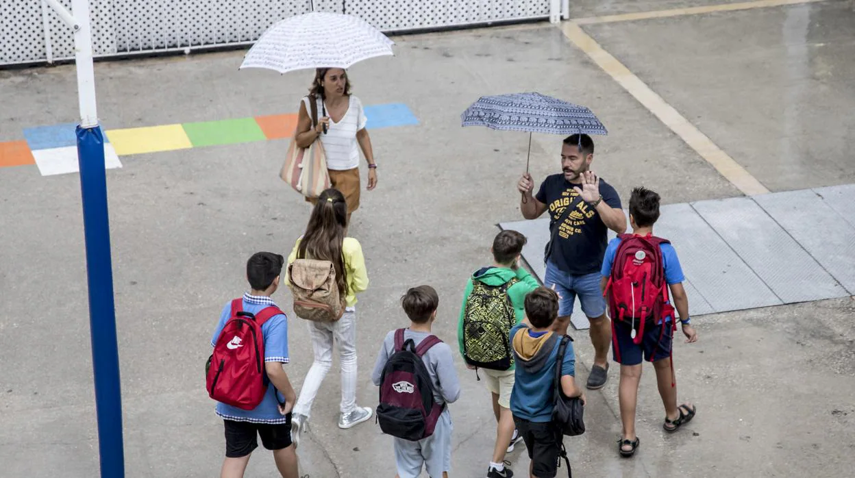 Varios alumnos regresan a sus clases en un colegio de Valencia