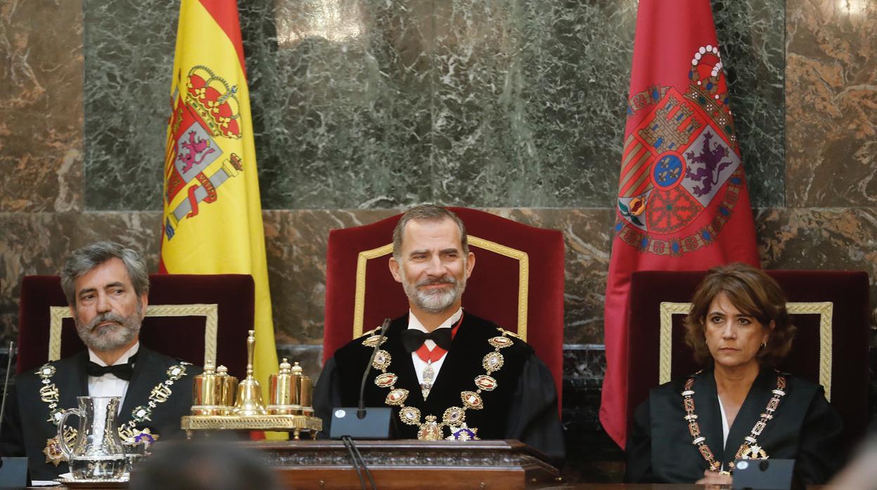 El Rey presidió el acto de apertura del curso judicial. En la imagen, rodeado por el presidente del Poder Judicial, Carlos Lesmes, y la ministra de Justicia, Dolores Delgado