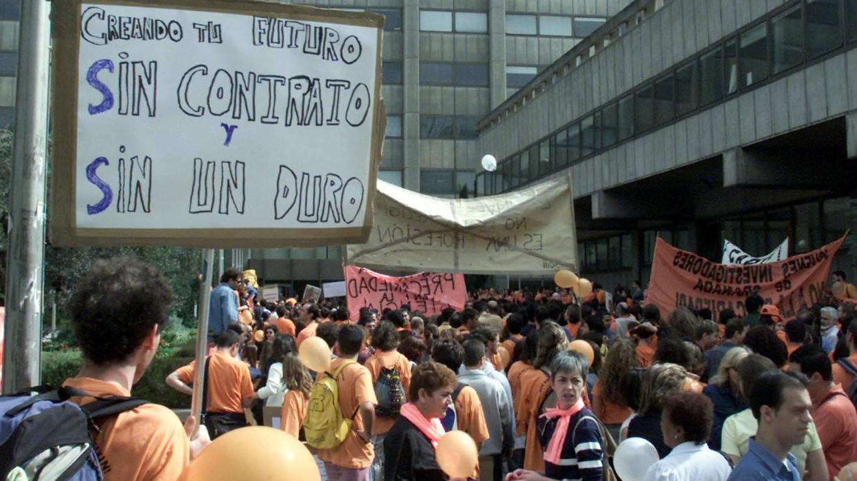 Jövenes en una manifestación reclamando trabajo con sueldos dignos