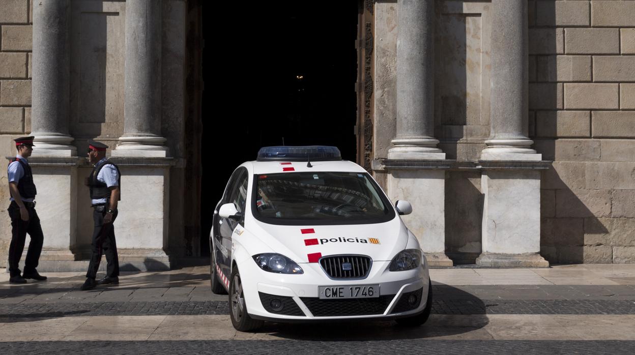 Imagen de archivo de agentes de los Mossos d'Esquadra en el Palacio de la Generalitat, Barcelona