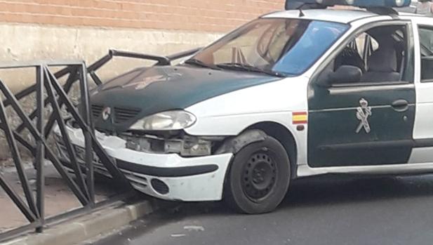 Herido un guardia civil en Carranque al romperse la dirección del coche patrulla