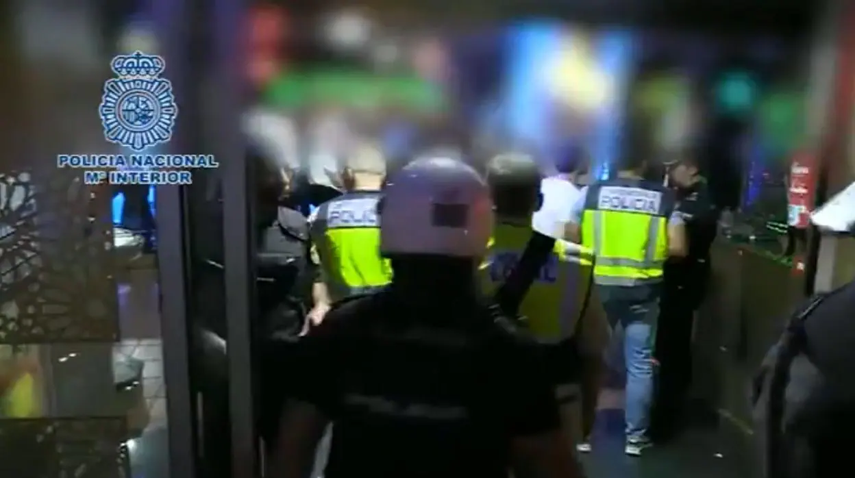 Vídeo: operación policial en una discoteca que vendía bebidas caducadas y droga con casi 30 menores dentro