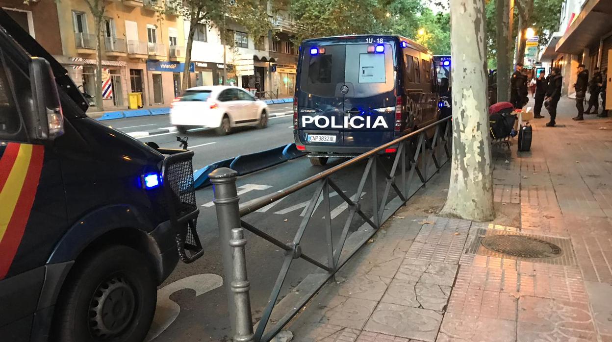 Furgones de la Policía, esta mañana, frente al edificio okupado por Hogar Social en Príncipe de Vergara