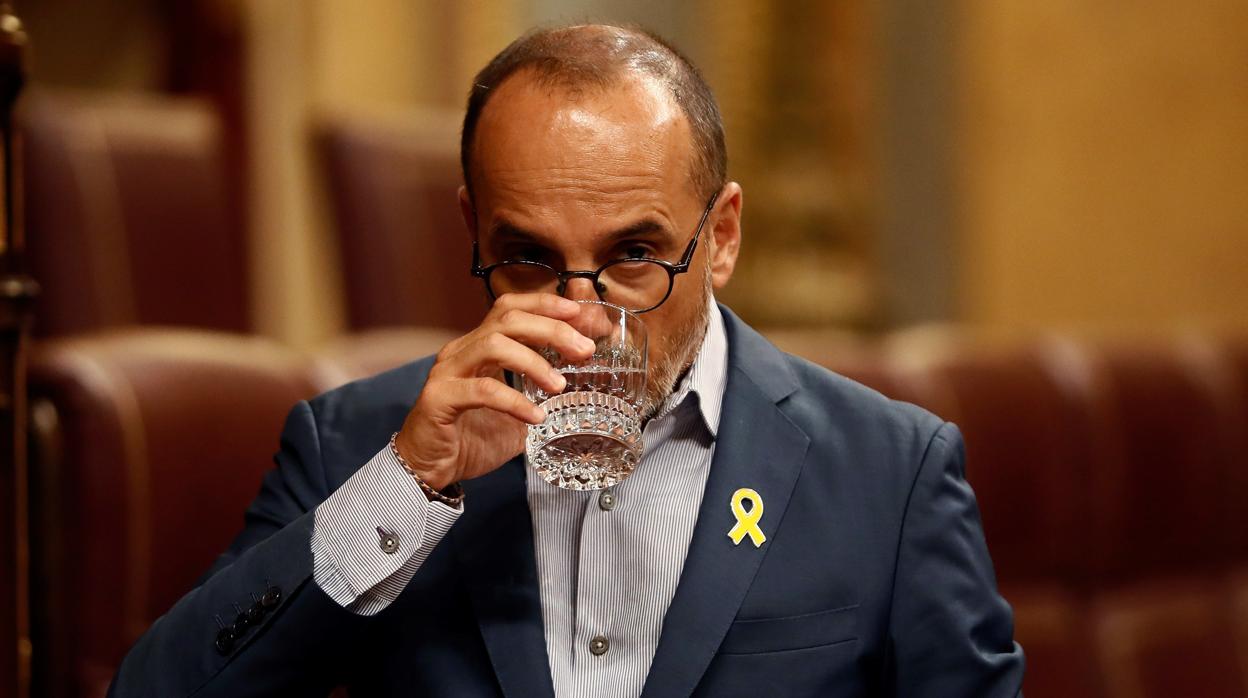 El portavoz del PDeCAT, Carles Campuzano, durante su intervención en la sesión de control en el Congreso.