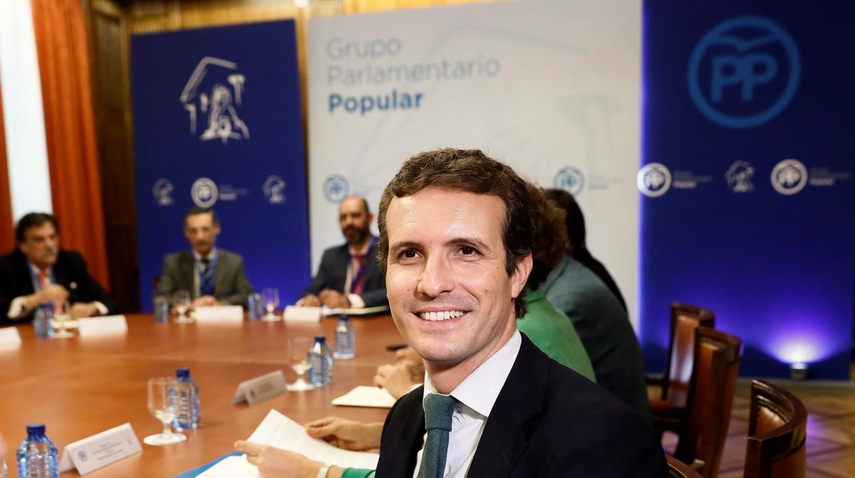 El presidente del PP, Pablo Casado, durante la reunión con asociaciones de padres, sindicatos de profesores