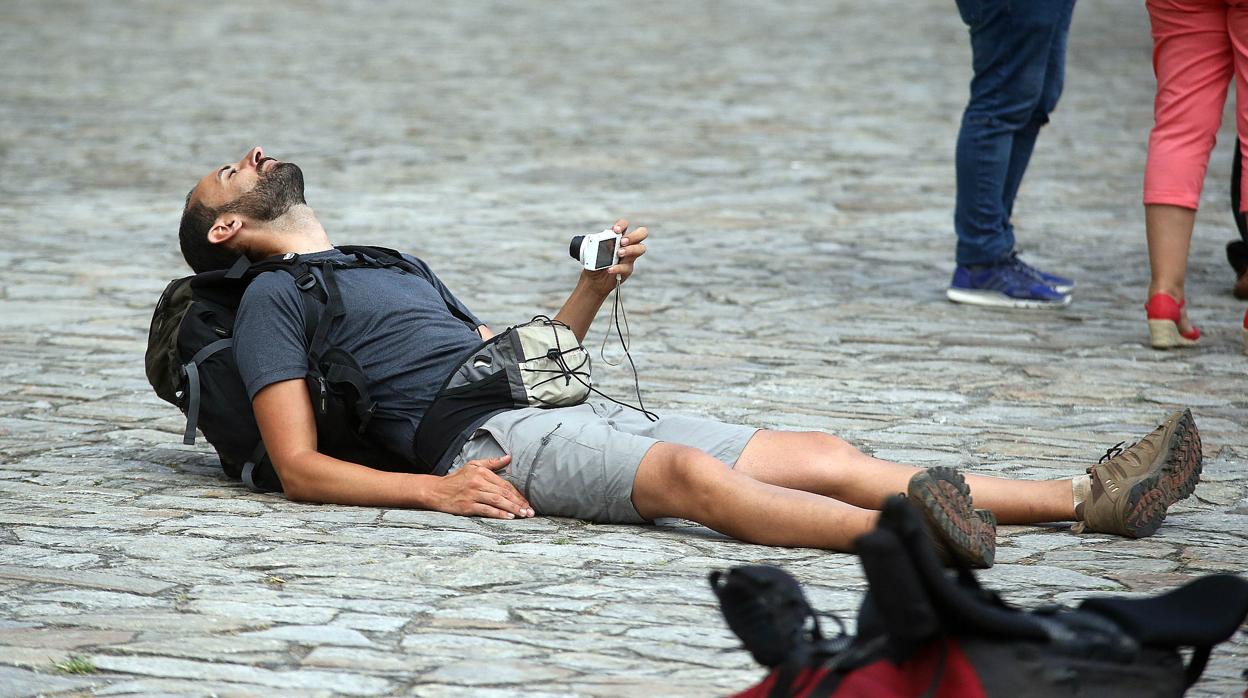 Un peregrino a su llegada a la Plaza del Obradoiro