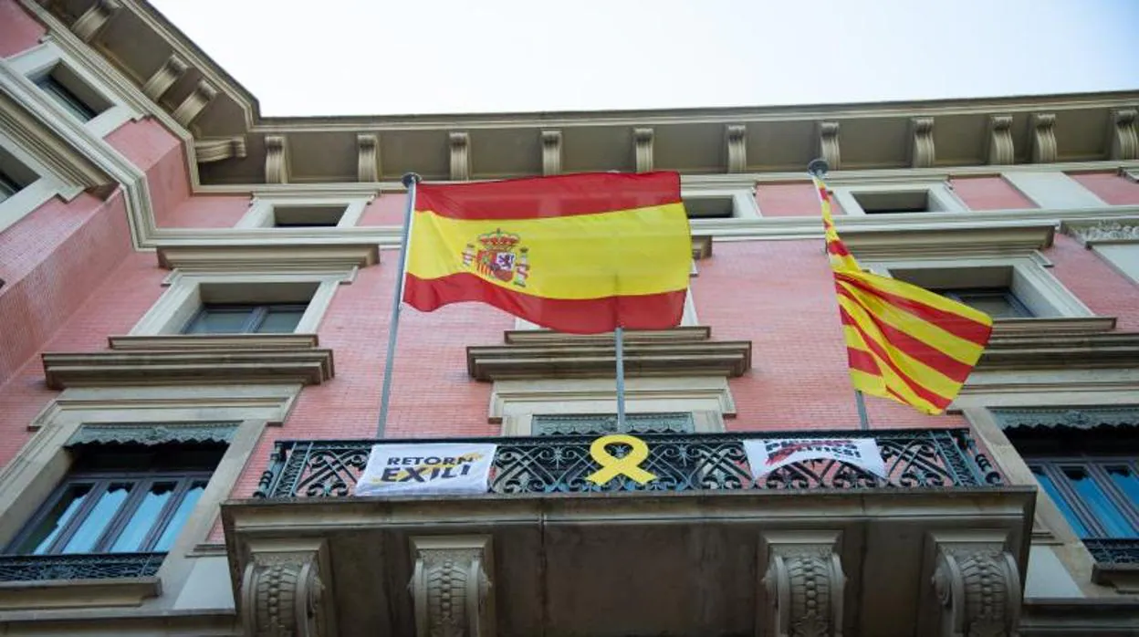 Detalle de varias banderas en un edificio de la Generalitat