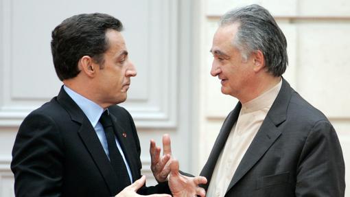 Jacques Attali (izd.) junto a Nicolas Sarkozy