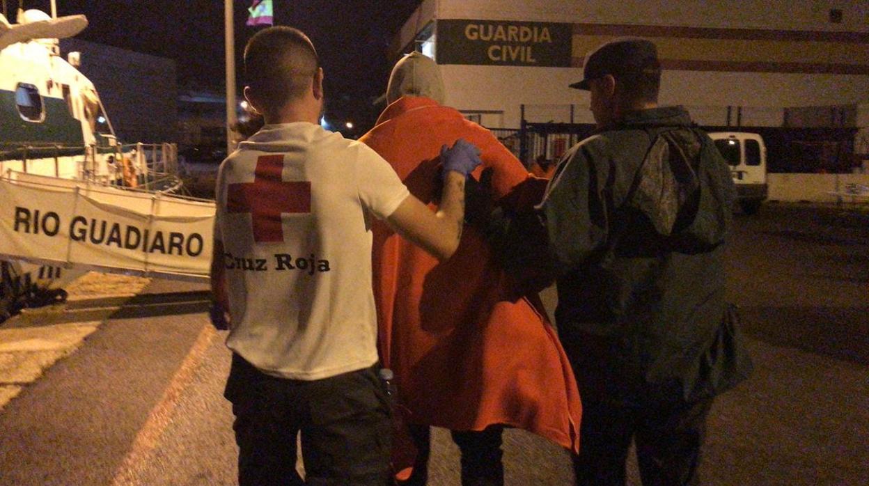 Efectivos de la Cruz Roja de Alicante atienden a los inmigrantes que han llegado a la costa en patera