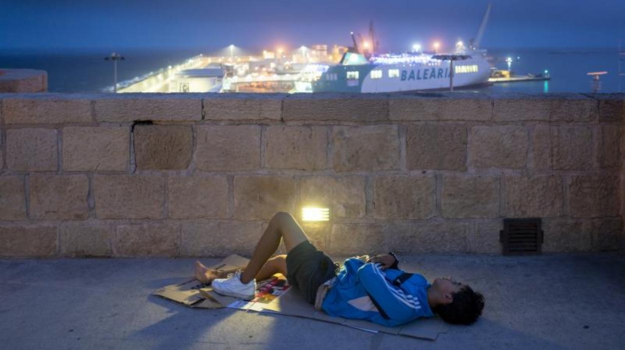 Wahib, joven marroquí de 17 años, duerme en Melilla frente al puerto del que salen los ferrys a la Península