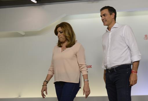 Pedro Sánchez camina junto a Susana Díaz en una imagen de archivo