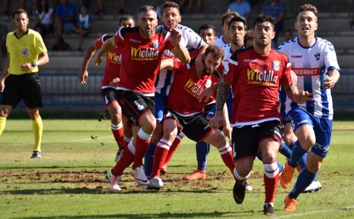 Varios jugadores luchan a la espera de la llegada del balón