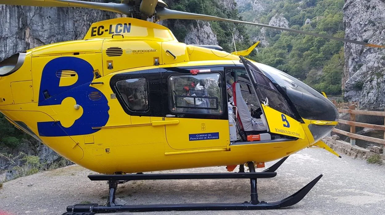 El helicópero del Servicio de Emergencias de Asturias, en el lugar de los hechos
