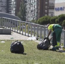 Operarios de limpieza recogen basura a media mañana en Madrid Río