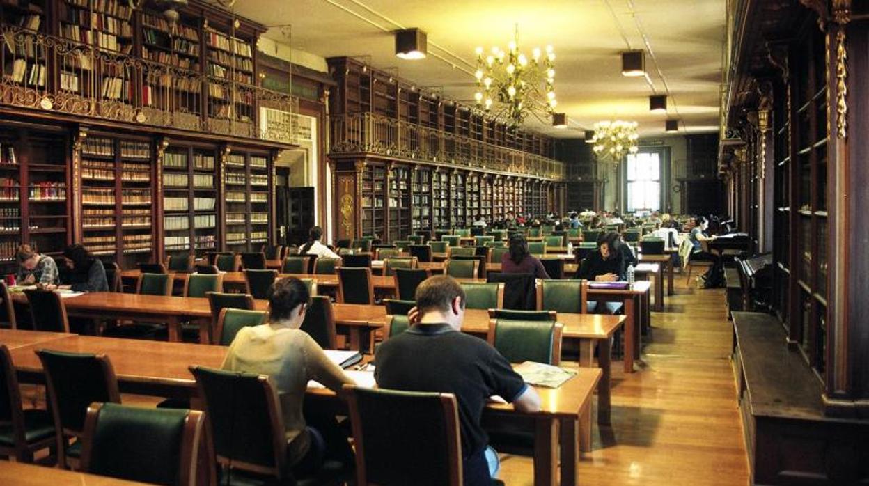 Estudiantes en la biblioteca de Historia de la USC