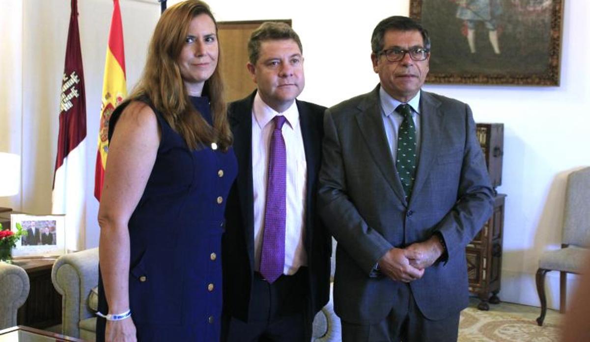 La alcaldesa de Cebolla, Silvia Díaz, con el presidente de Castilla-La Mancha, Emiliano García-Page, y el delegado de la Junta en Toledo, Javier Nicolás