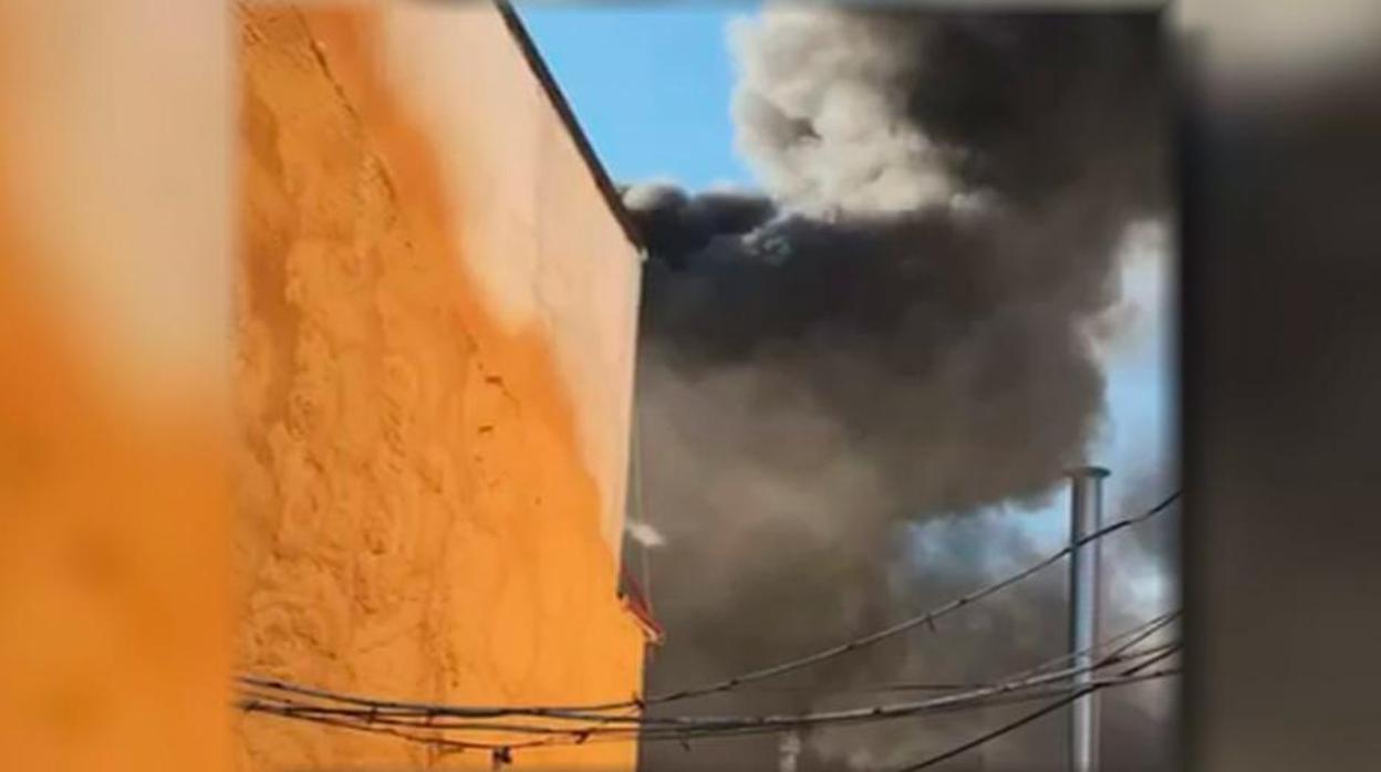 Humo provocado por el incendio en un taller mecánico de Usera