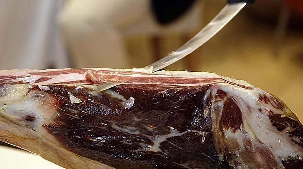 El récord actual al plato de jamón cortado a una mano más grande del mundo está cerca de los 400 kilos