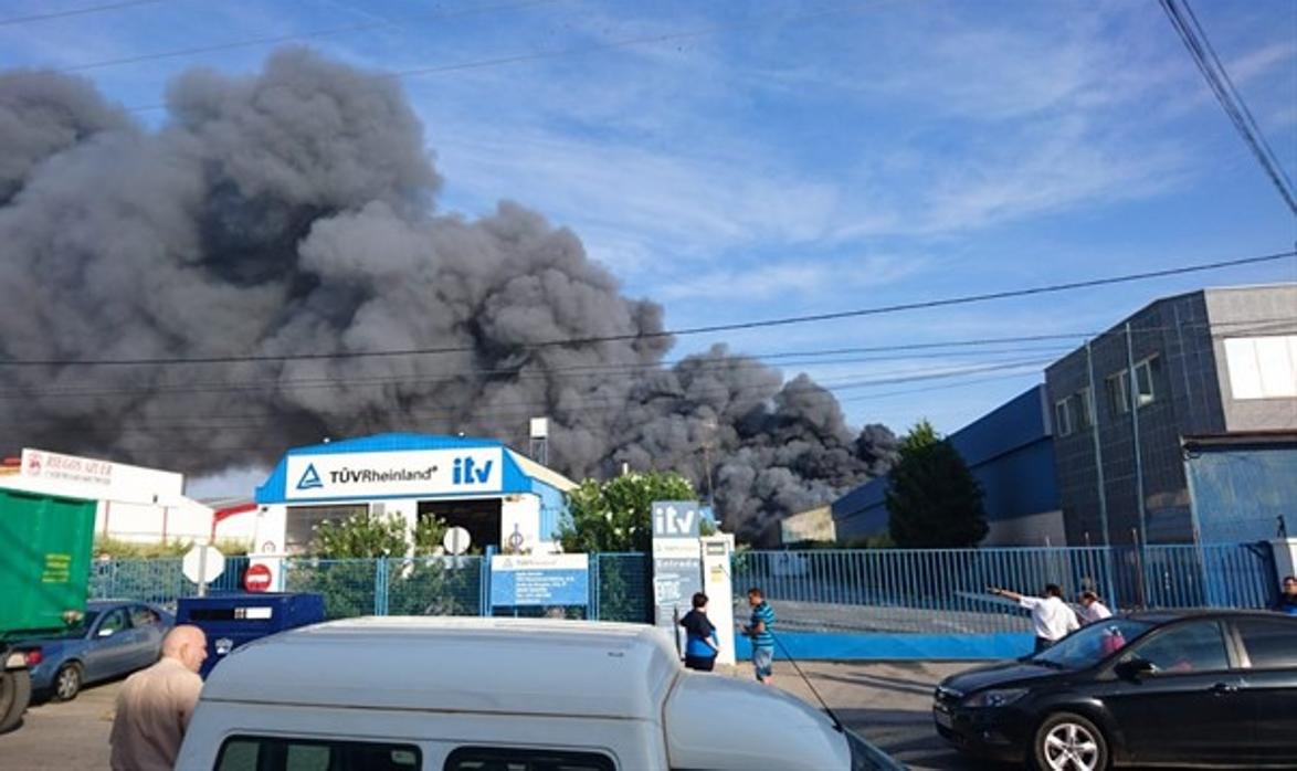 Imagen del humo del incendio producido en una nave del polígono industrial de Manzanares