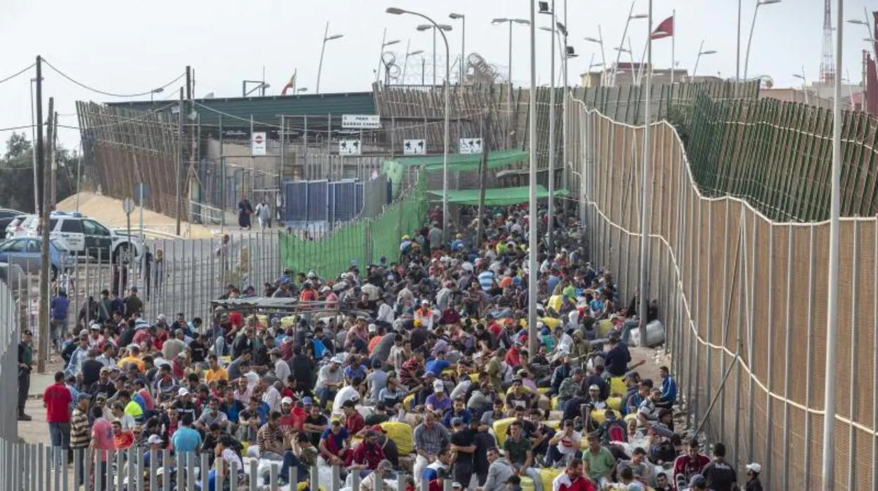 Cientos de porteadores a la espera de cruzar el paso del «Barrio chino» en Melilla